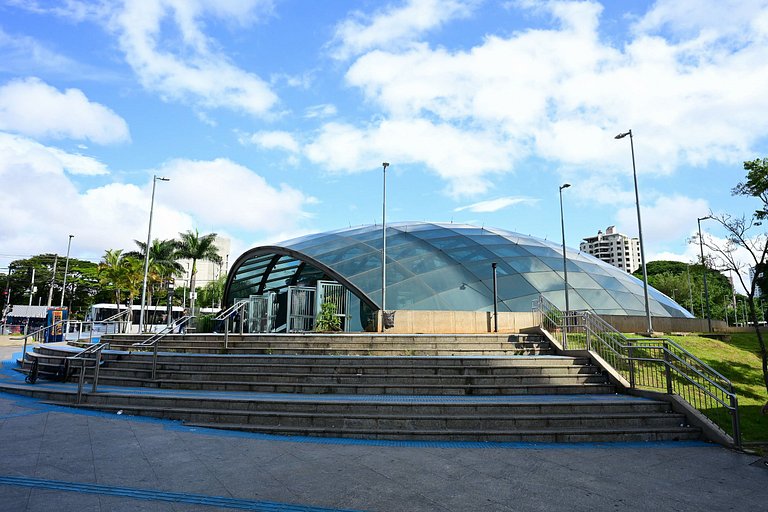 Studio impecável ao lado da estação de metrô