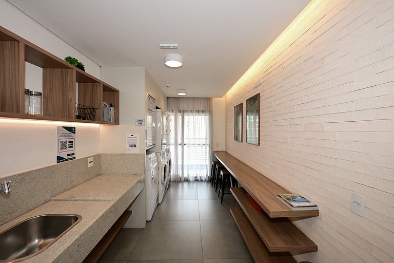 Studio impecável ao lado da estação de metrô