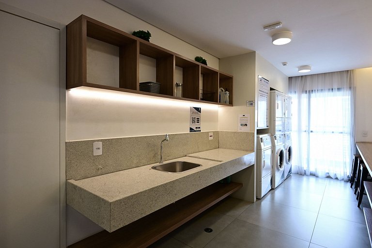 Studio impecável ao lado da estação de metrô