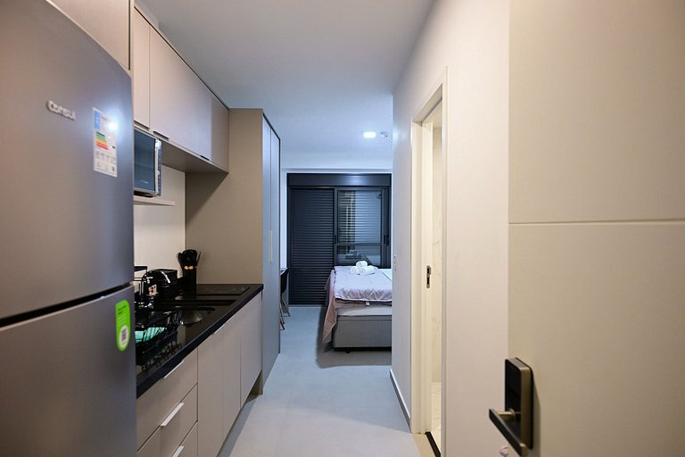 Studio impecável ao lado da estação de metrô