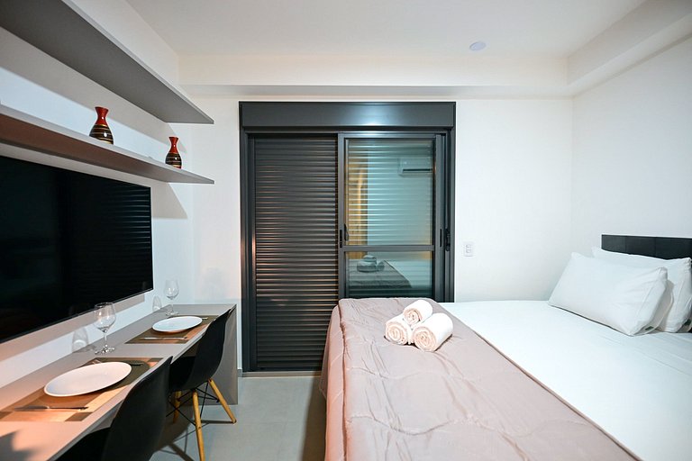 Studio impecável ao lado da estação de metrô