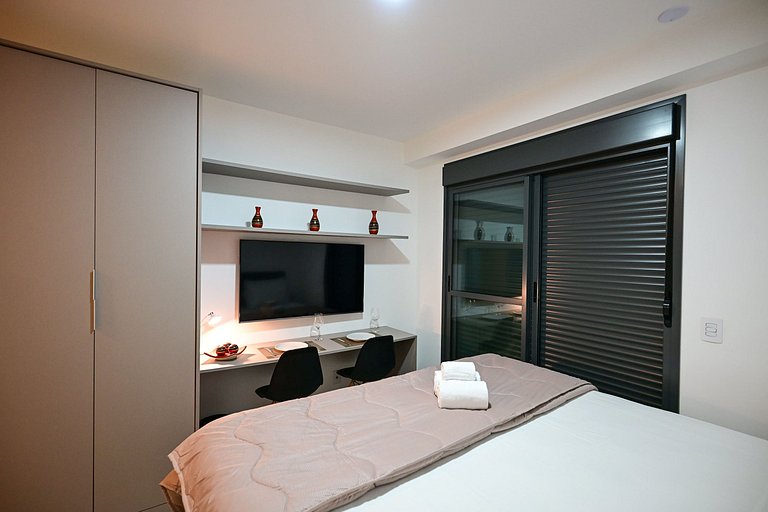 Studio impecável ao lado da estação de metrô