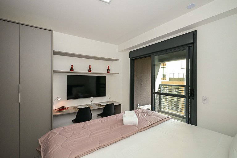 Studio impecável ao lado da estação de metrô