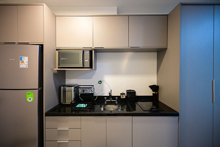 Studio impecável ao lado da estação de metrô