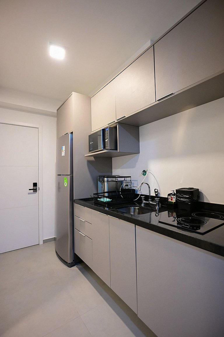 Studio impecável ao lado da estação de metrô