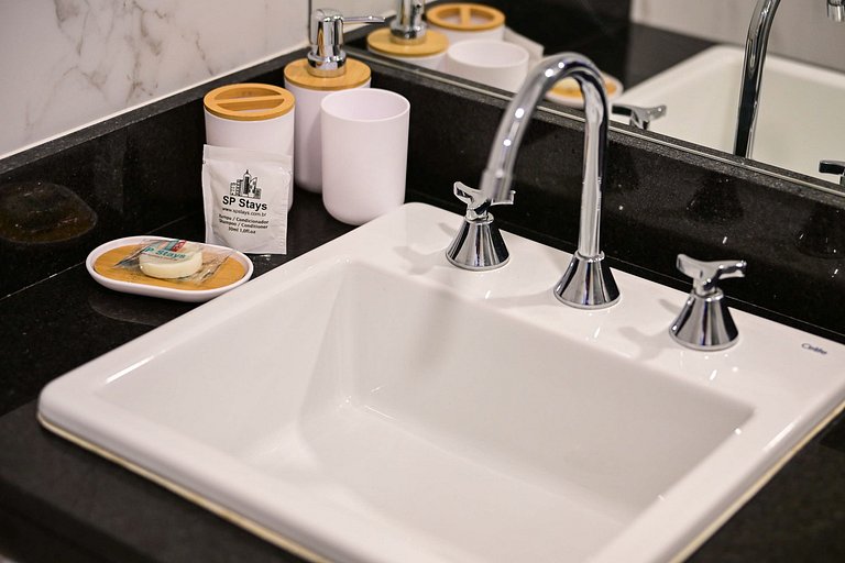 Studio impecável ao lado da estação de metrô