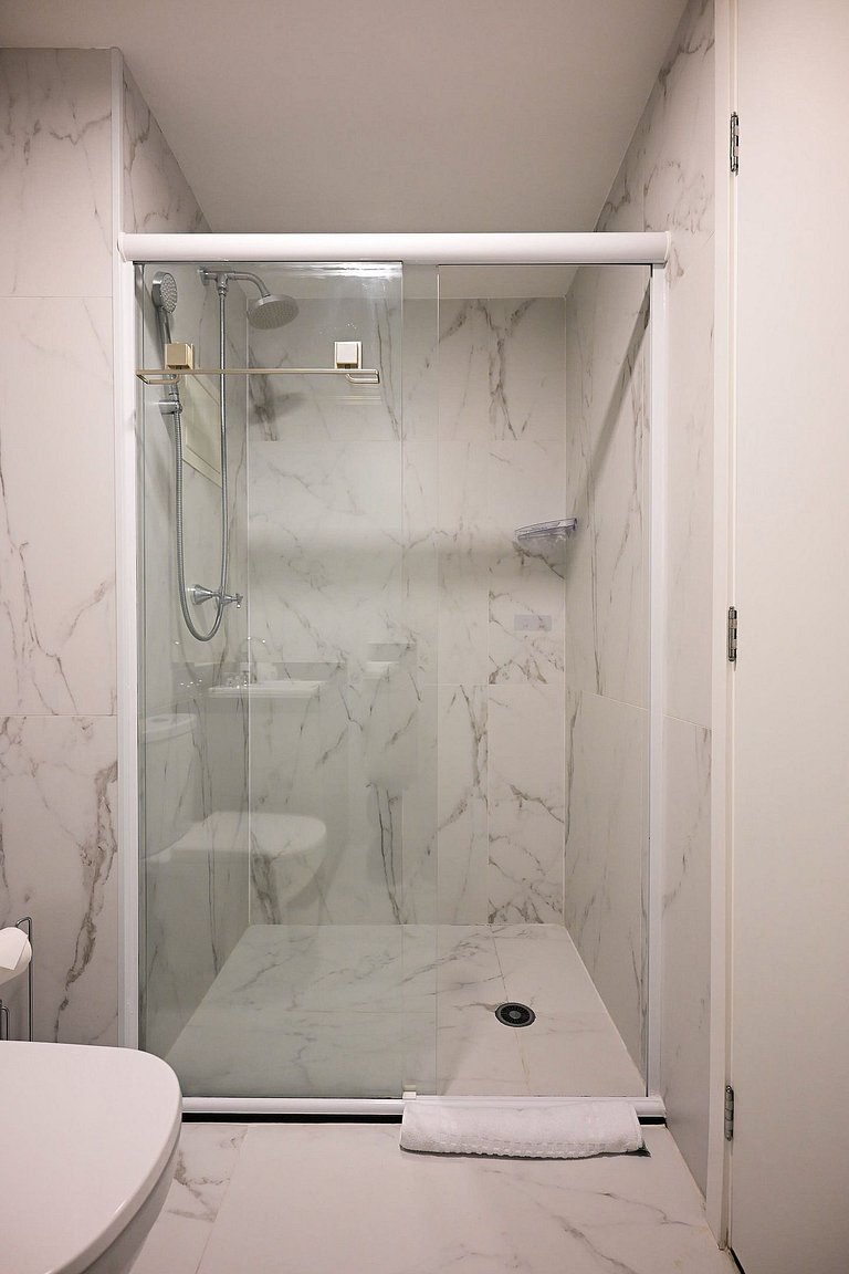 Studio impecável ao lado da estação de metrô