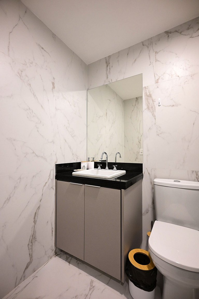 Studio impecável ao lado da estação de metrô