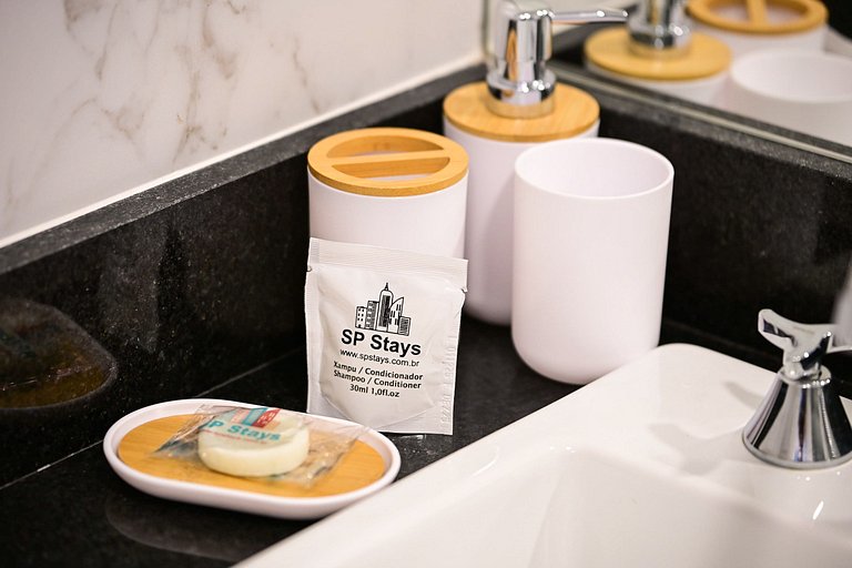 Studio impecável ao lado da estação de metrô